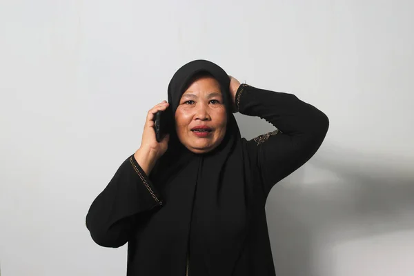 Zaskoczony Azji Średnim Wieku Kobiety Czarnym Hidżabie Abaja Wykonując Telefon — Zdjęcie stockowe