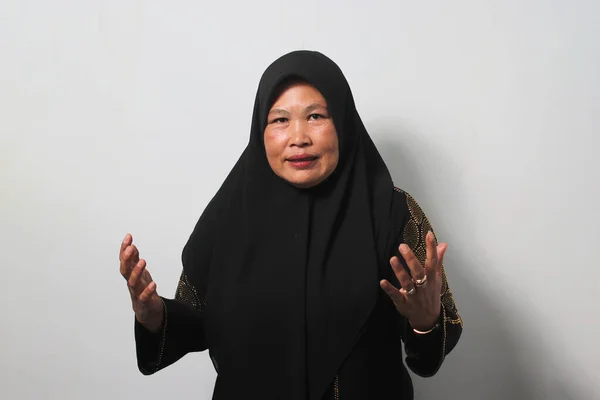 Medelålders Asiatiska Kvinnor Bär Svart Hijab Och Abaya Sprider Handflator — Stockfoto