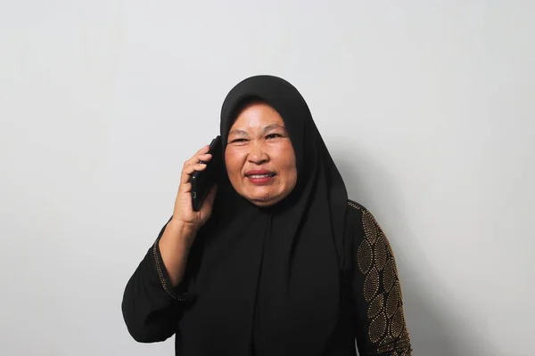 Rosnące Azjatyckie Kobiety Średnim Wieku Czarnym Hidżabie Abaja Wykonując Telefon — Zdjęcie stockowe