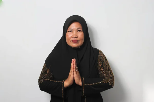 Uśmiechnięta Azjatka Średnim Wieku Czarnym Hidżabie Abaja Pozdrawiająca Eid Mubarak — Zdjęcie stockowe