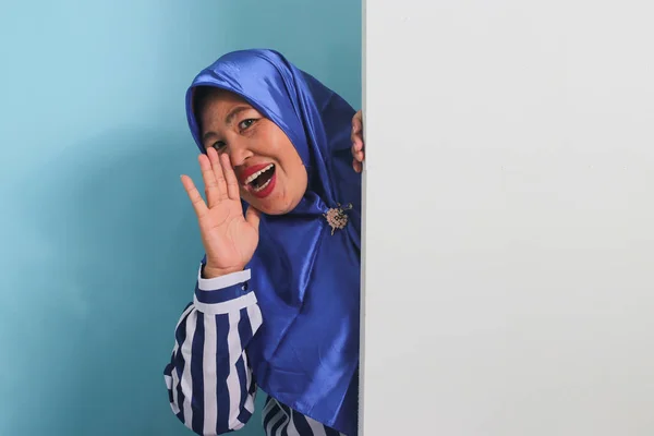 Una Donna Asiatica Mezza Età Hijab Stupita Nasconde Dietro Muro — Foto Stock