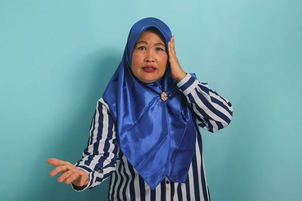 Wściekła Azjatka Średnim Wieku Niebieskim Hidżabie Koszuli Paski Gesty Dłonią — Zdjęcie stockowe