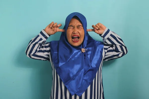 Mulher Asiática Irritada Hijab Azul Camisa Listrada Cobre Orelhas Gesticulando — Fotografia de Stock