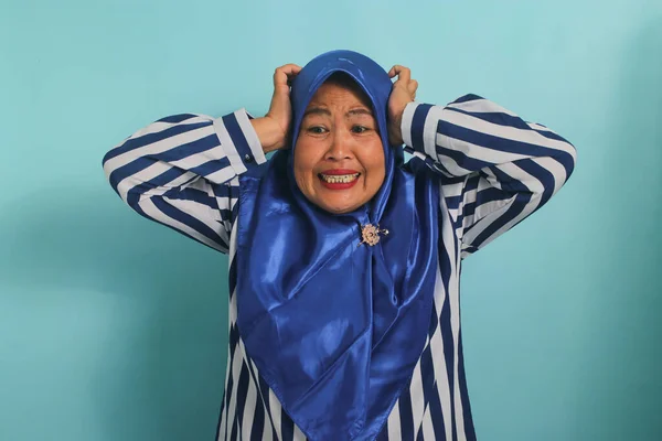 Mujer Asiática Estresada Hijab Azul Camisa Rayada Agarra Cabeza Frustrada — Foto de Stock