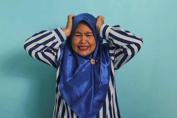 Gestresste Asiatin Blauem Hijab Und Gestreiftem Hemd Ergreift Frustriert Und — Stockfoto