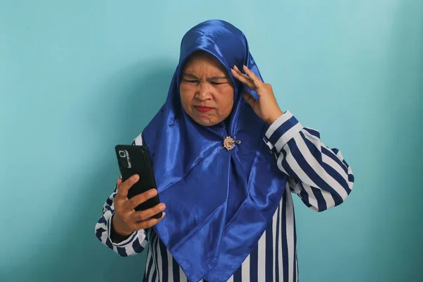 Irytująca Azjatka Niebieskim Hidżabie Koszuli Paski Chwyta Głowę Sfrustrowana Złymi — Zdjęcie stockowe