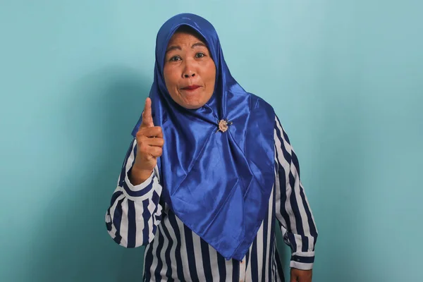 Femme Asiatique Agacée Hijab Bleu Chemise Rayée Pointe Doigt Caméra — Photo