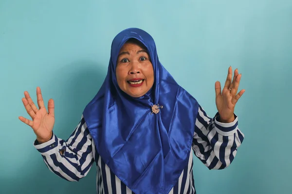 Irriterad Medelålders Asiatisk Kvinna Med Blå Hijab Och Randig Skjorta — Stockfoto