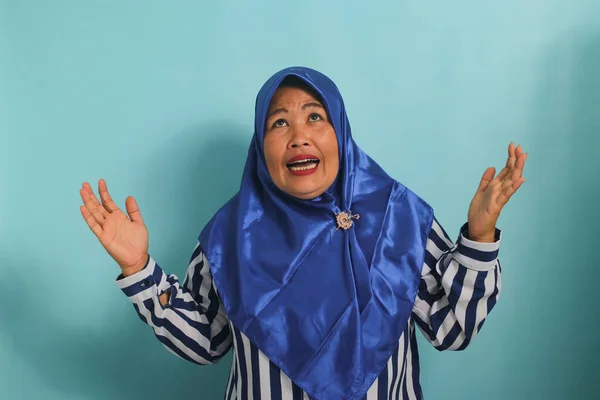 Rozzlobená Asiatka Středního Věku Oblečená Modrém Hidžábu Pruhované Košili Zvedne — Stock fotografie