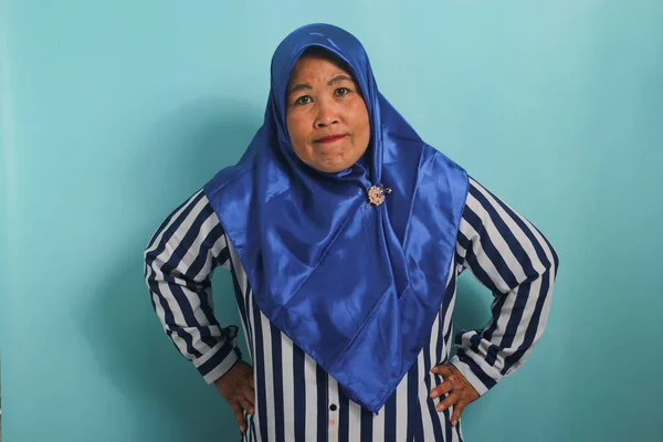 Wściekła Azjatka Średnim Wieku Niebieskim Hidżabie Koszuli Paski Stoi Ramionami — Zdjęcie stockowe