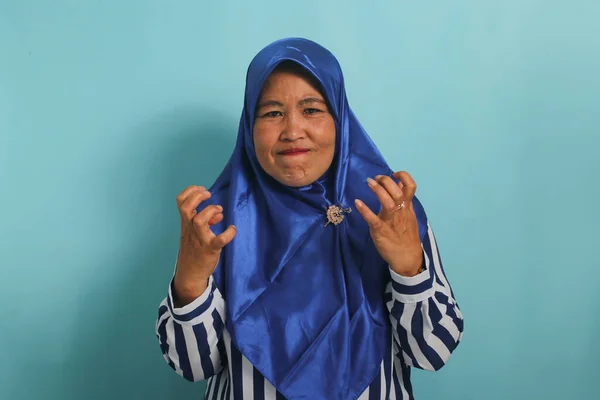 Uma Mulher Asiática Meia Idade Furiosa Vestindo Hijab Azul Uma — Fotografia de Stock