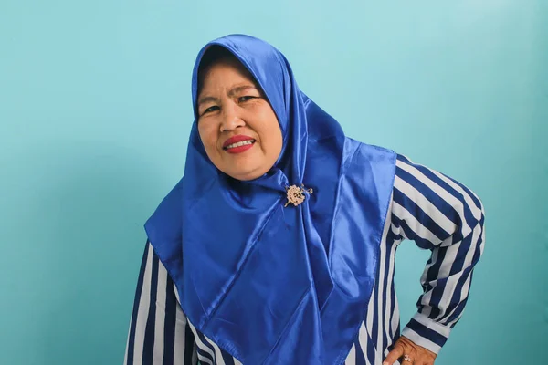 Mulher Meia Idade Asiática Vestindo Hijab Azul Uma Camisa Listrada — Fotografia de Stock