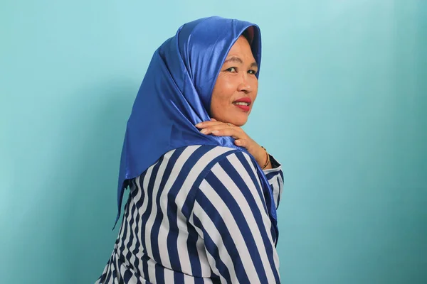 青のヒジャーブマッサージ首 肩のアジアの女性 過労から筋肉痛を軽減 誤った姿勢 青の背景を背景に — ストック写真