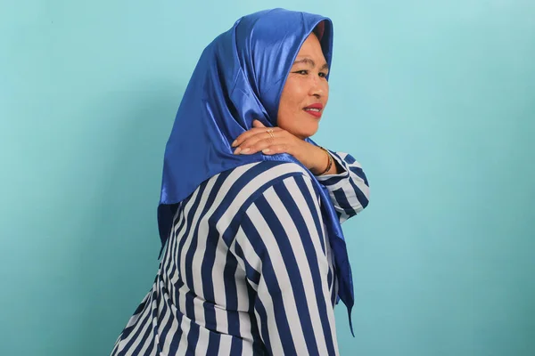 Mujer Asiática Hijab Azul Masajea Cuello Hombros Aliviando Dolor Muscular —  Fotos de Stock