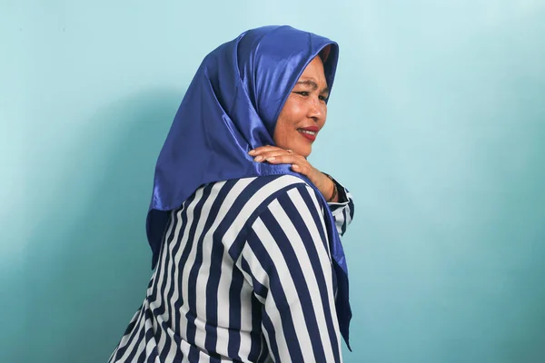 Femme Asiatique Hijab Bleu Massages Cou Épaules Soulagement Des Douleurs — Photo