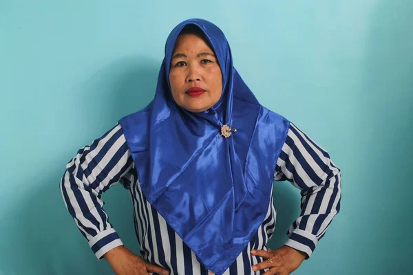 Wanita Setengah Baya Asia Mengenakan Jilbab Biru Dan Kemeja Bergaris — Stok Foto