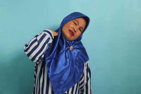 Азійка Синьому Хіджабі Масажує Шию Плечі Полегшуючи Біль Язах Від — стокове фото