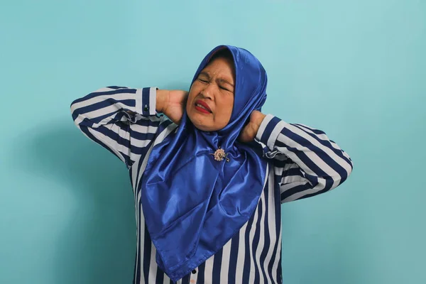 Azjatka Niebieskim Hidżabie Masuje Szyję Ramiona Łagodzi Ból Mięśni Przed — Zdjęcie stockowe