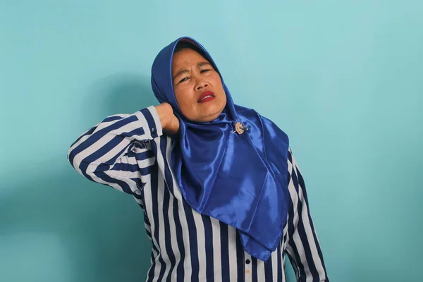 Mujer Asiática Hijab Azul Masajea Cuello Hombros Aliviando Dolor Muscular — Foto de Stock