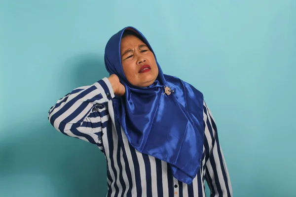 Asiatisk Kvinna Blå Hijab Massage Hals Axlar Lindra Muskelvärk Från — Stockfoto