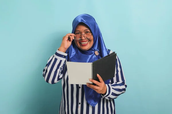 Podekscytowana Azjatycka Kobieta Średnim Wieku Niebieskim Hidżabie Okularach Koszuli Paski — Zdjęcie stockowe