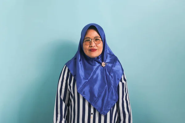 Potret Seorang Wanita Asia Setengah Baya Dengan Mengenakan Jilbab Biru — Stok Foto