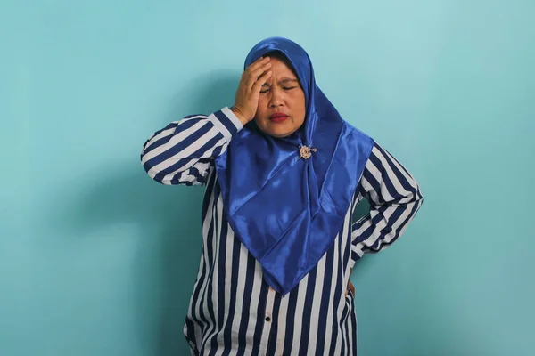 Портрет Азиатки Средних Лет Одетой Синий Хиджаб Полосатую Рубашку Показывает — стоковое фото
