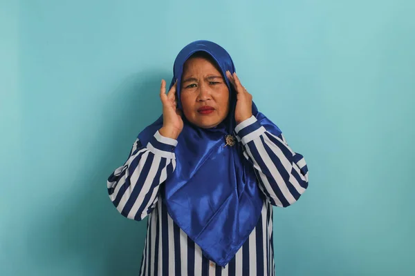 Potret Seorang Wanita Asia Setengah Baya Mengenakan Jilbab Biru Dan — Stok Foto