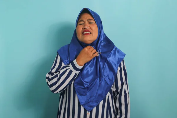 Chora Azjatka Średnim Wieku Ubrana Niebieski Hidżab Koszulę Paski Doświadcza — Zdjęcie stockowe