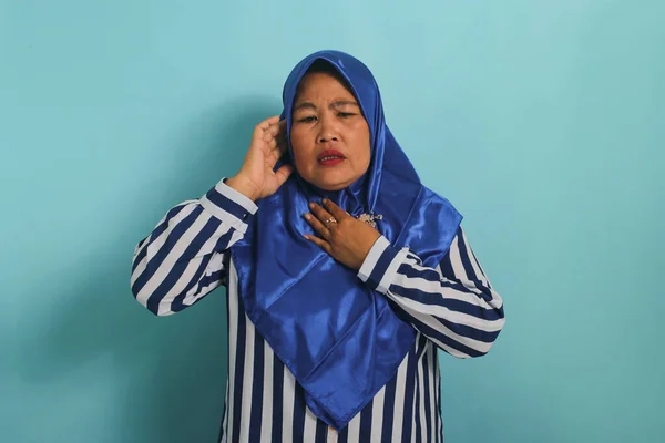 Una Mujer Asiática Mediana Edad Enferma Con Hiyab Azul Una —  Fotos de Stock