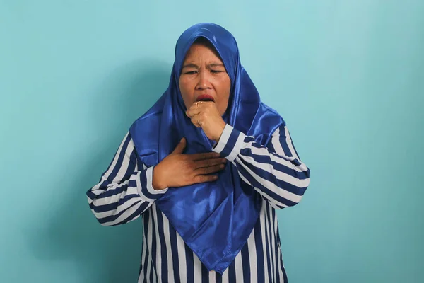 Una Asiática Mediana Edad Enferma Con Hiyab Azul Una Camisa —  Fotos de Stock