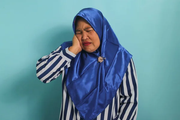 Irytująca Azjatka Średnim Wieku Niebieskim Hidżabie Trzyma Uszy Dłońmi Odczuwając — Zdjęcie stockowe