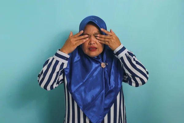 Een Middelbare Leeftijd Aziatische Vrouw Een Blauwe Hijab Gestreepte Shirt — Stockfoto