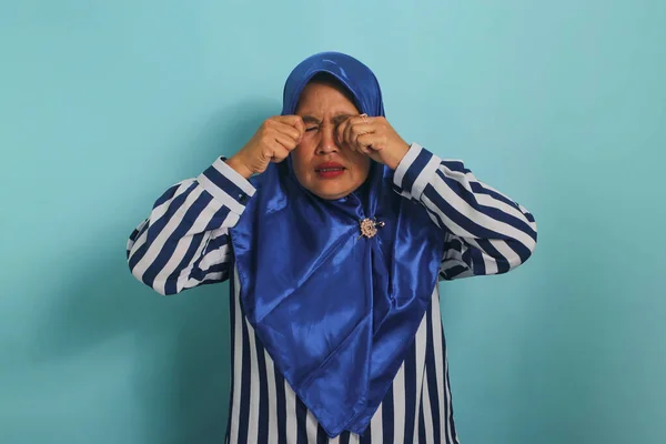 Azjatka Średnim Wieku Niebieskim Hidżabie Koszuli Paski Cierpi Ból Oczu — Zdjęcie stockowe