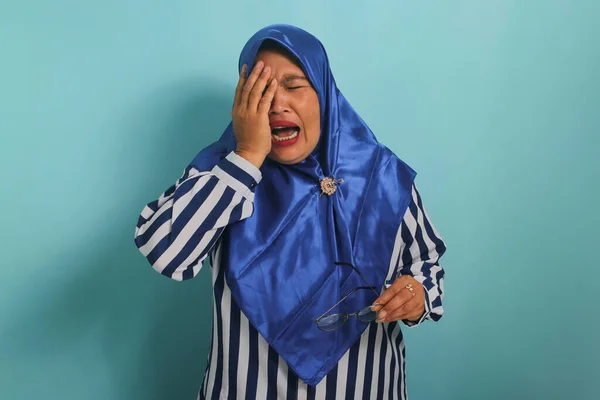 Uma Mulher Asiática Meia Idade Hijab Azul Camisa Listrada Sofre — Fotografia de Stock