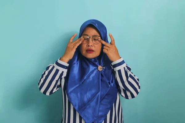 Eine Asiatin Mittleren Alters Blauem Hijab Und Gestreiftem Hemd Leidet — Stockfoto