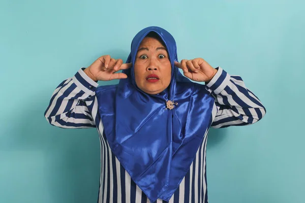 Une Femme Asiatique Âge Moyen Agacée Dans Hijab Bleu Tient — Photo