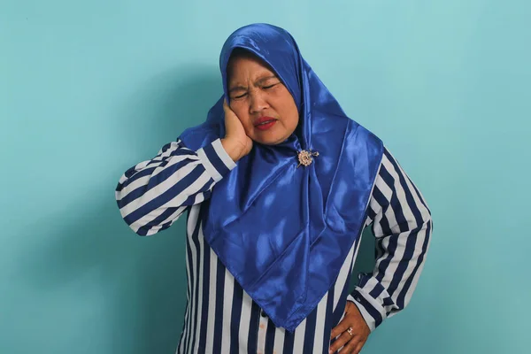Eine Genervte Asiatin Mittleren Alters Einem Blauen Hijab Hält Ihre — Stockfoto
