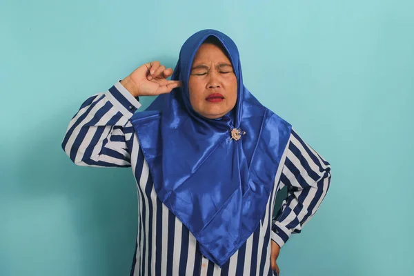 Una Mujer Asiática Molesta Mediana Edad Hiyab Azul Sostiene Sus —  Fotos de Stock