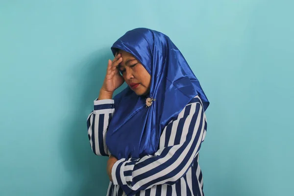 Retrato Una Mujer Asiática Mediana Edad Con Hiyab Azul Una — Foto de Stock