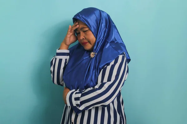 Portret Azjatki Średnim Wieku Ubranej Niebieski Hidżab Koszulę Paski Pokazuje — Zdjęcie stockowe