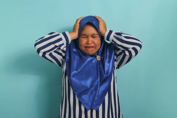 Retrato Una Mujer Asiática Mediana Edad Con Hiyab Azul Una —  Fotos de Stock