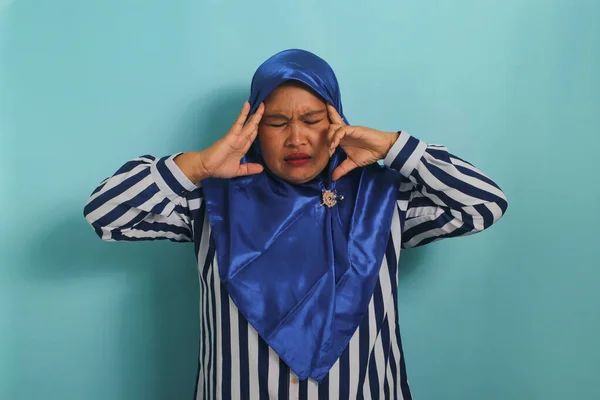 Ritratto Una Donna Asiatica Mezza Età Con Hijab Blu Camicia — Foto Stock