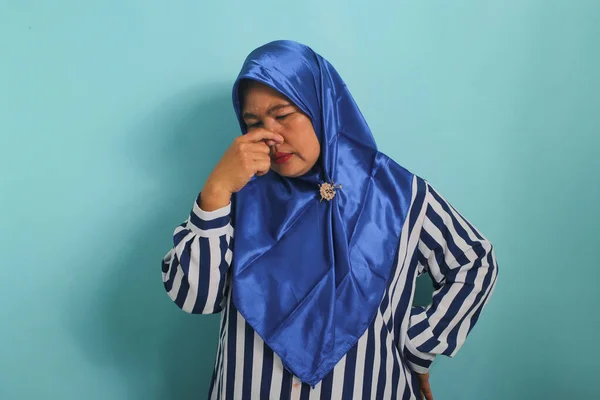 Portret Azjatki Średnim Wieku Ubranej Niebieski Hidżab Koszulę Paski Dotyka — Zdjęcie stockowe