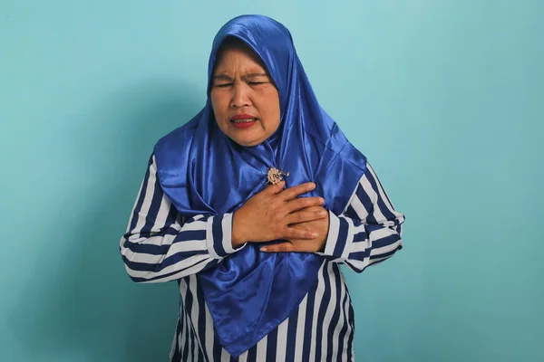 Seorang Wanita Asia Setengah Baya Yang Menderita Mengenakan Jilbab Biru — Stok Foto