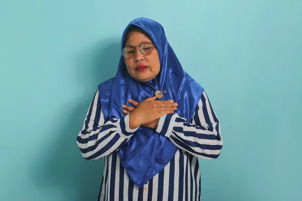 Seorang Wanita Asia Setengah Baya Yang Menderita Mengenakan Jilbab Biru — Stok Foto