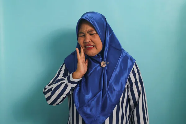 Une Femme Asiatique Âge Moyen Portant Hijab Bleu Une Chemise — Photo