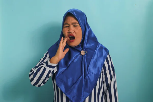 Een Middelbare Leeftijd Aziatische Vrouw Een Blauwe Hijab Gestreepte Shirt — Stockfoto