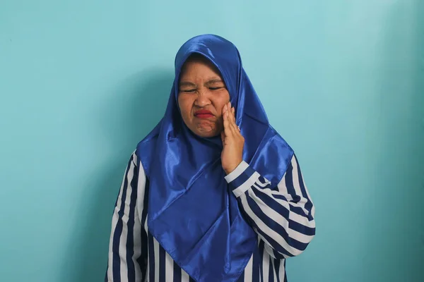 Azjatka Średnim Wieku Niebieskim Hidżabie Koszuli Paski Cierpi Silny Ból — Zdjęcie stockowe