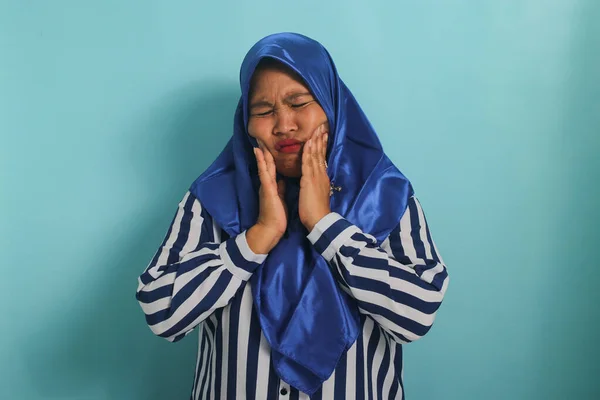 Eine Asiatin Mittleren Alters Blauem Hijab Und Gestreiftem Hemd Leidet — Stockfoto